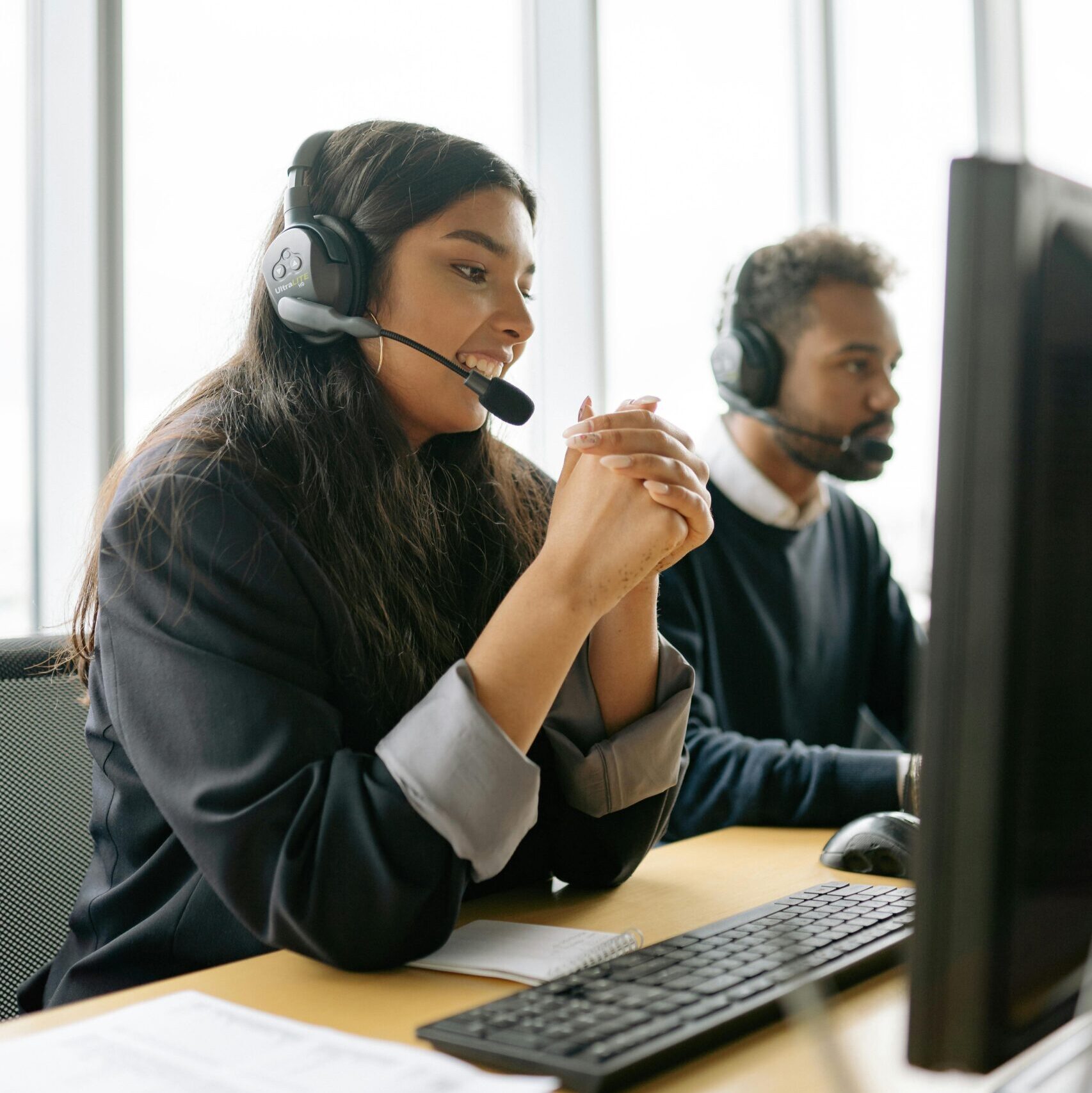 Foto de Yan Krukau: https://www.pexels.com/es-es/foto/hombre-mujer-oficina-trabajando-8867258/